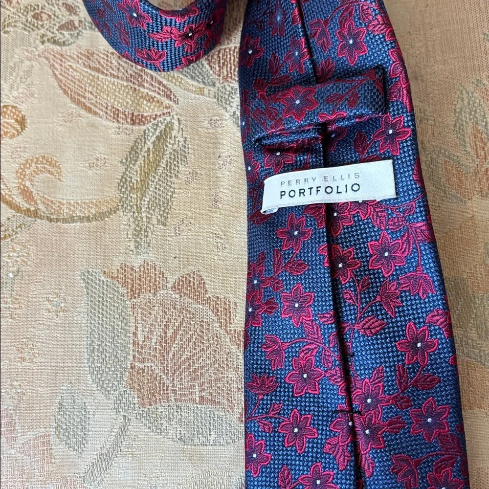 Perry Ellis stylish tie